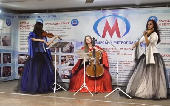 В Новосибирске скрипачки спустились в переход метро, чтобы дать необычный концерт