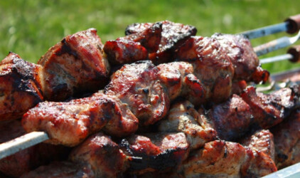 В Новосибирской области мясо для шашлыка за год подешевело на 2,4%