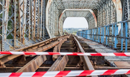 В Новосибирске за 27,5 млн рублей отремонтируют пешеходный мост над Димитровским мостом