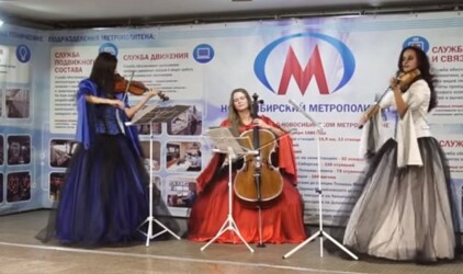 В Новосибирске скрипачки спустились в переход метро, чтобы дать необычный концерт
