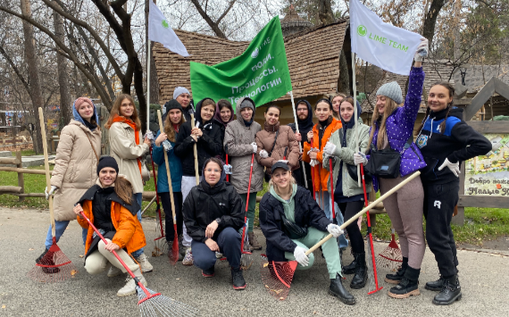 В гостях у мишек: волонтеры МФК «Лайм-Займ» организовали субботник в Новосибирском зоопарке